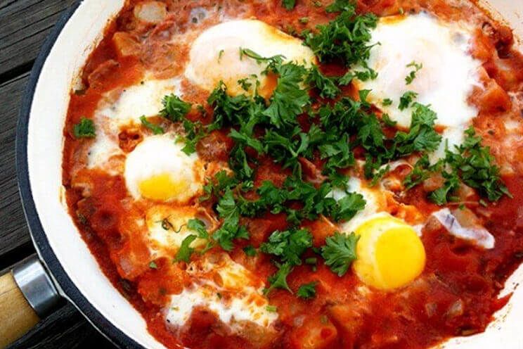 schema-photo-Eggs-with-Fried-Bacon-Tomato-Sauce.jpg