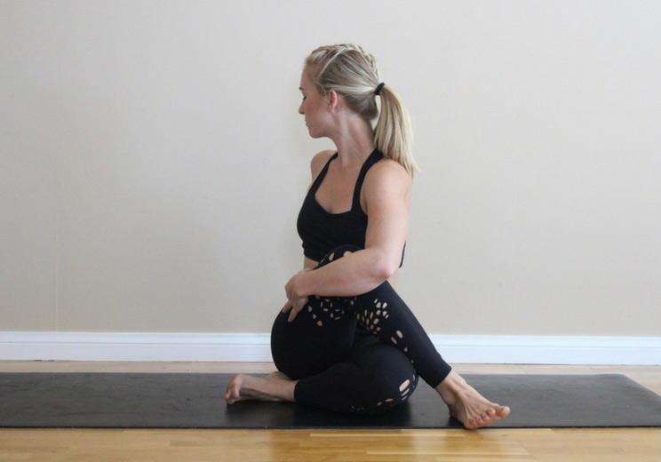 9 IT Band Stretches to Release Tightness (Gentle + Soothing)