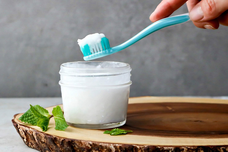 SCHEMA-PHOTO-Homemade-Whitening-Toothpaste.jpg