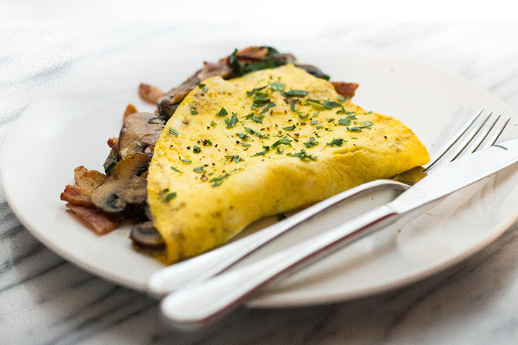 IN-ARTICLE-Keto-Bacon-Mushroom-Spinach-Omelette.jpg