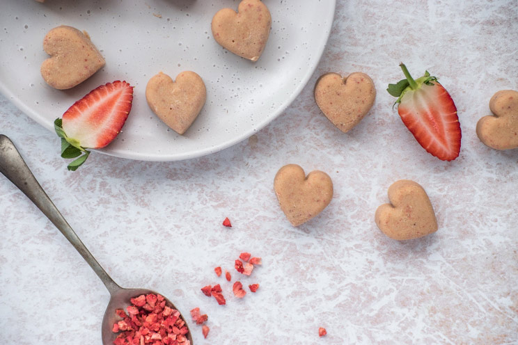 IN-ARTICLE-Strawberry-Cashew-Fat-Bombs.jpg